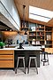 Arkitekttegnet køkken med ovenlys og indbygget reol