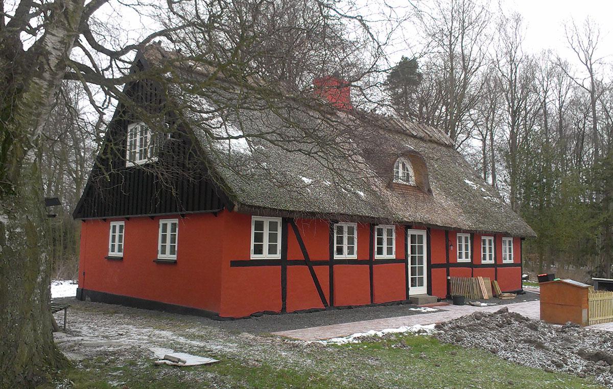  Torbenfeldt Gods ejer udover hovedhuset flere skovløber boliger fra 1700/1800 tallet som jeg har haft fornøjelse af at istandsætte. En skovløber boliger udover den er placeret i naturen udmønter sig i at være bygget på traditionel vis og uden moderne til