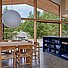 I sommerhusets køkkenalrum ses materialernes smukke sammenspil mellem den rå beton og det varme træ. 
