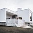 To hvide bokse på en solid in-situ støbt betonbase