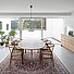 Rummet får sin kvalitet fra de store vinduespartier og de naturlige materialer. Egetræet på Ar-ki køkkenet giver en flot kontrast til betongulvet.
